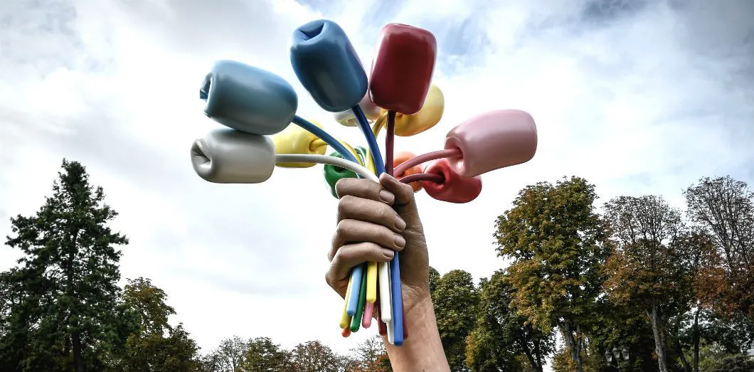 Bouquet of tulips, de Jeff Koons, à proximité du Petit Palais à Paris, image © Stéphane de Sakutin/AFP