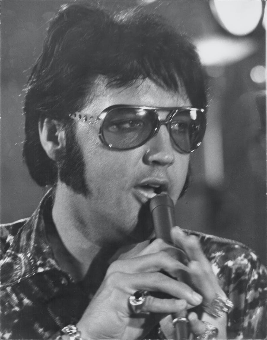 Portrait promotionnel de l'acteur et musicien Elvis Presley, tel qu'il apparaît dans le film documentaire « Elvis; That’s The Way It Is », 1970, image © Stanley Bielecki Movie Collection : Getty Images