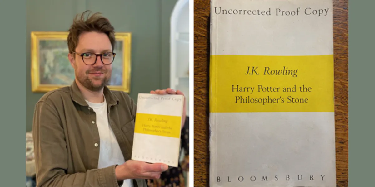A sinistra: Jim Spencer, responsabile dei libri di Hansons Auctioneers, con la copia di prova di Harry Potter. A destra: la copia di prova non corretta di "Harry Potter e la pietra filosofale" venduta per un totale di 13.860 sterline. Foto © Hansons Auctioneers