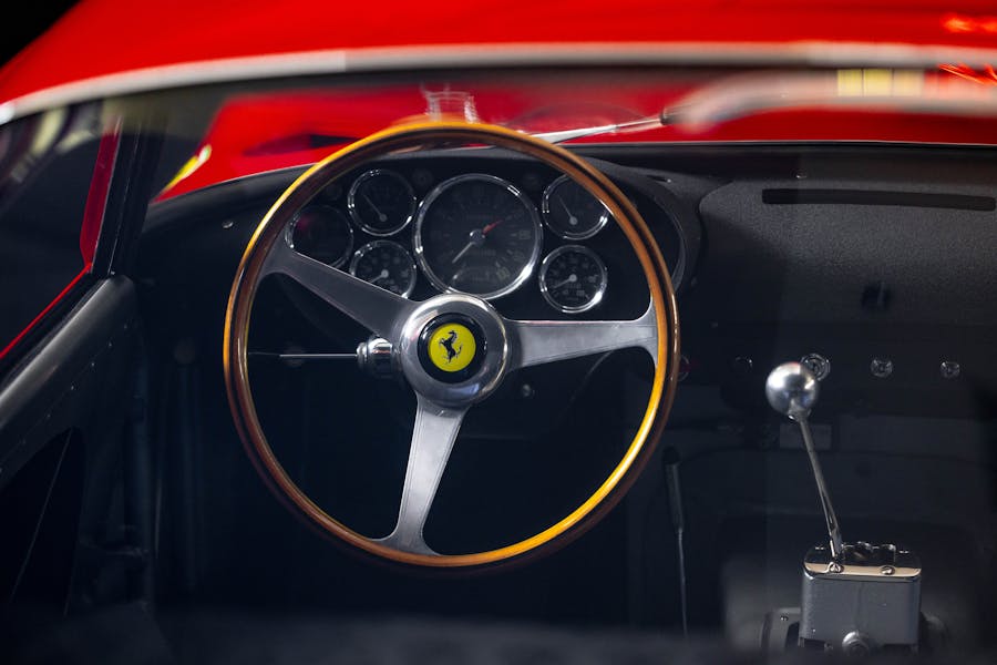 Le tableau de bord de la Ferrari 330 LM / 250 GTO de 1962, châssis 3765. Photo © Sotheby's
