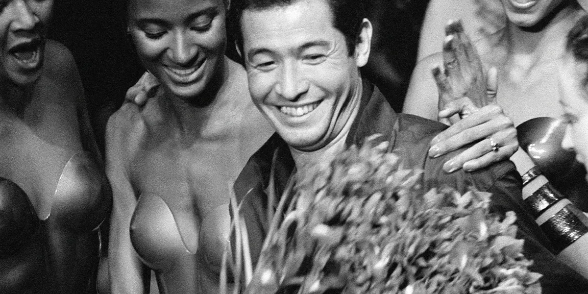 Le créateur Issey Miyake et ses mannequins lors du défilé de prêt-à-porter de la collection automne/hiver 80-81 à Paris, France, mars 1980. (Photo de Daniel SIMON/Gamma-Rapho via Getty Images) (détail)

