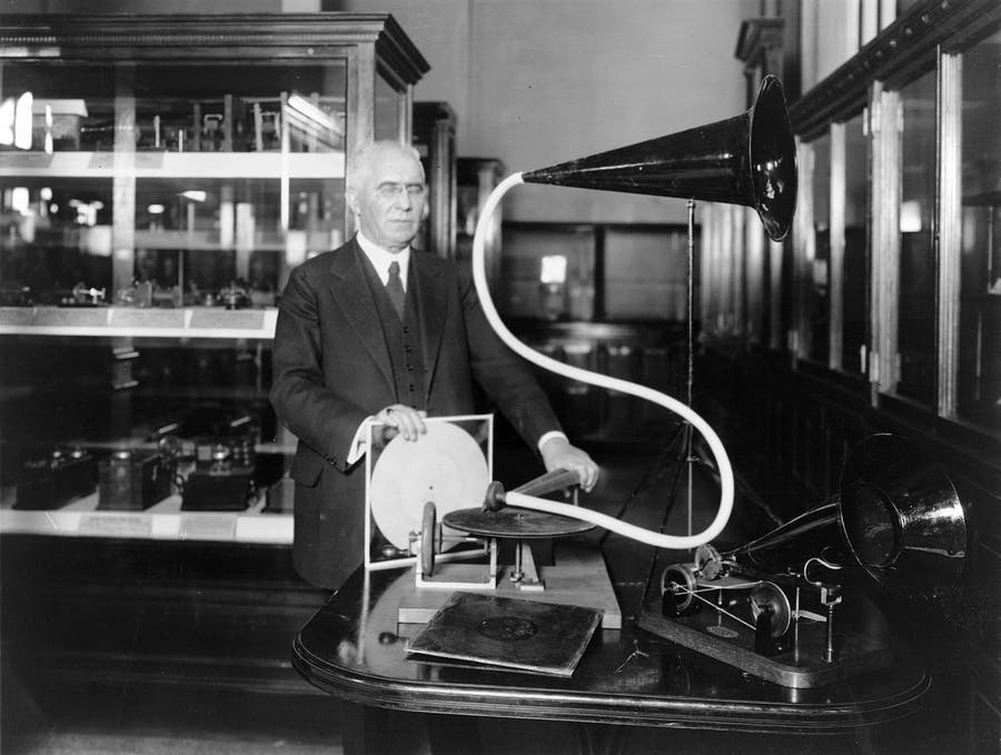 The German-American engineer Émile Berliner (1851-1929) with the model of the first phonograph he invented, between 1910 and 1929, Library of Congress. Image CCØ