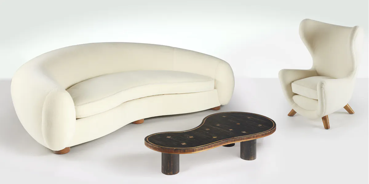 Jean Royère (1902-1981), canapé dit « Ours polaire » (modèle créé en 1947), fauteuil « Eléphanteau » version haute (modèle créé en 1939), table basse » flaque » (modèle créé vers 1954). Photo © Artcurial (détail)