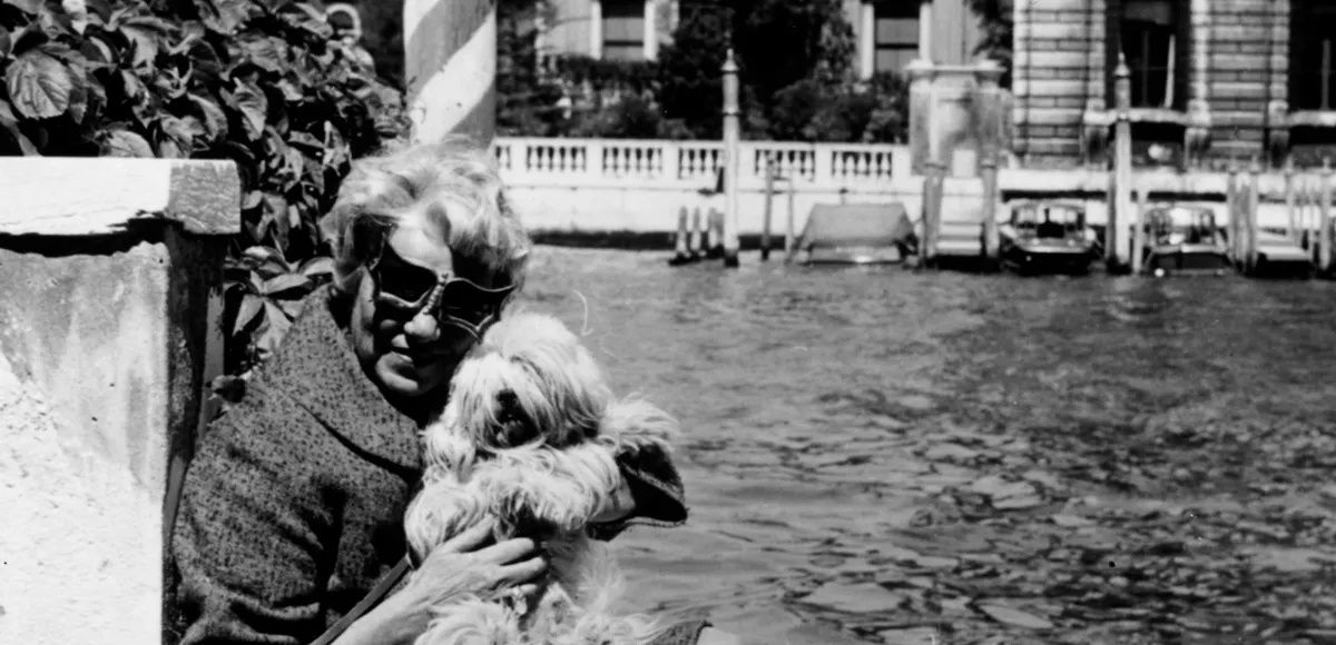 1964: la collezionista d'arte e milionaria americana Peggy Guggenheim (1898 - 1979) con i suoi cani fuori dal palazzo veneziano del XVIII secolo sul Canal Grande. (Foto di Keystone / Getty Images)