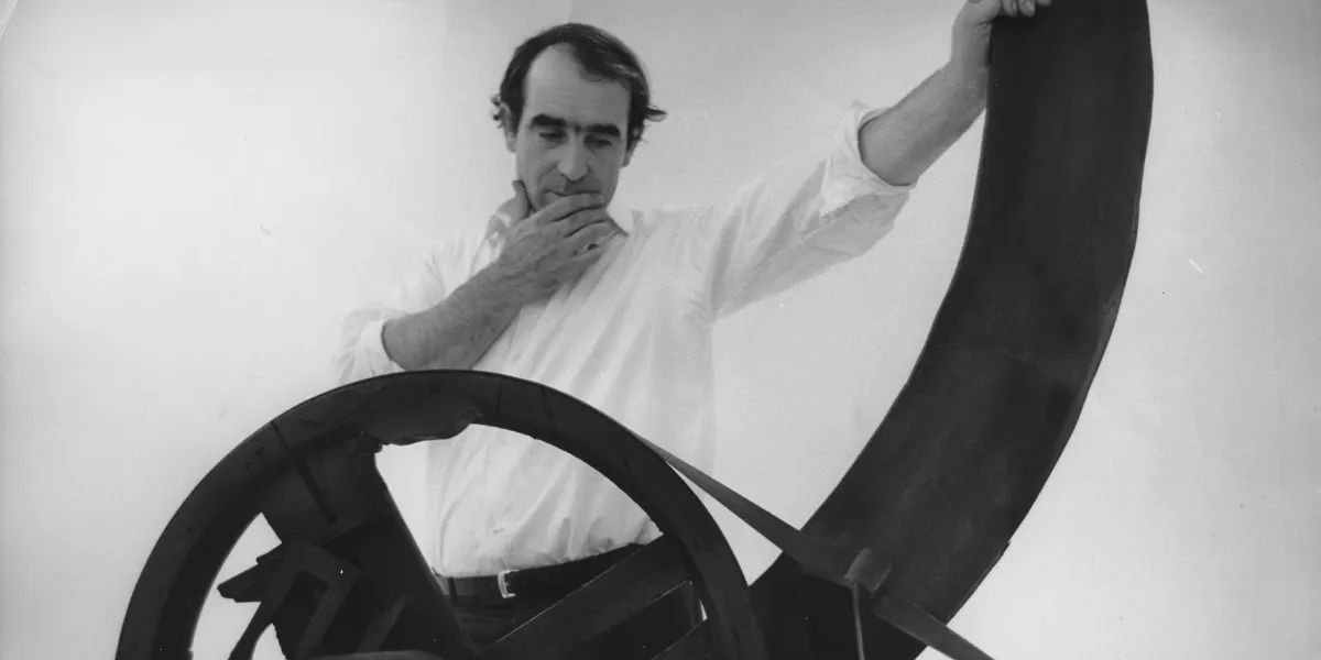 Jean Tinguely besuchte seine aus 16 Objekten bestehende Ausstellung in der Zürcher Galerie Gimpel & Hanover. Bei allen ausgestellten Kunstwerken handelt es sich um bewegliche Gebilde, die pfeifen, klappern, rasseln oder klackern. Zürich, 28. Oktober 1966. Fotografie. (Foto von Imagno/Getty Images)(Detail)