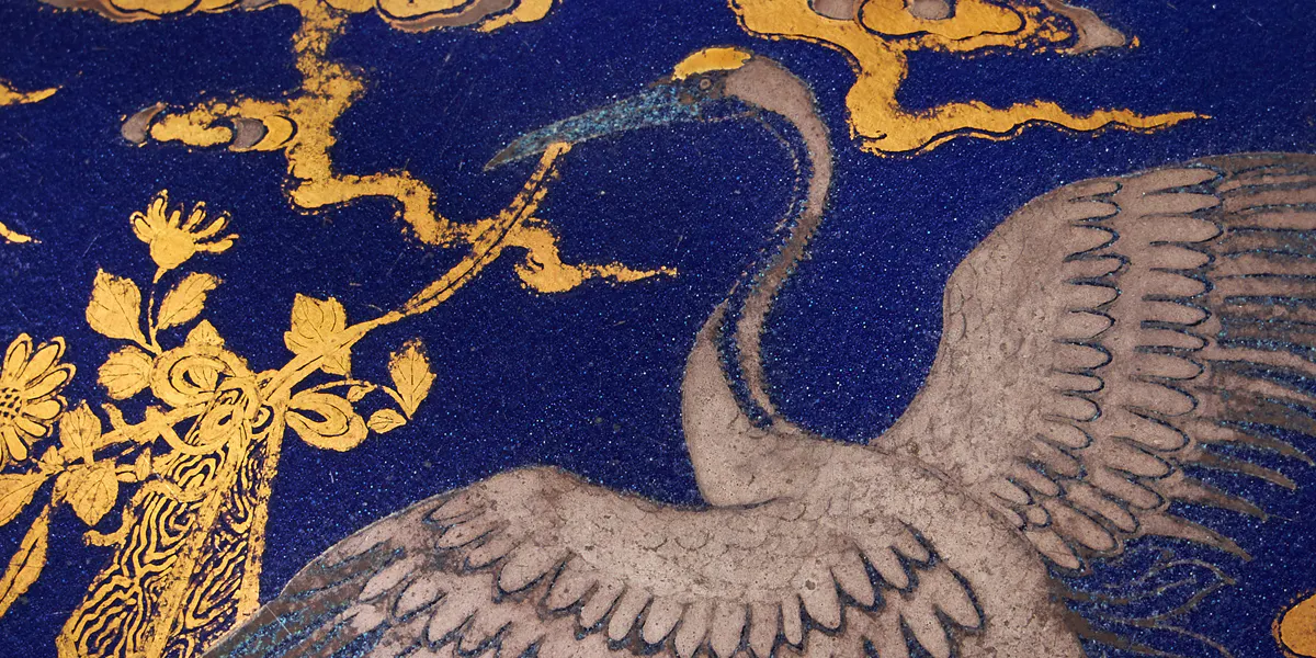 Vaso tianqiuping imperiale con motivo "pipistrello e gru" in argento e smalto dorato su fondo smaltato blu cobalto, Cina, periodo Qianlong e marchio imperiale (1736-1795). Foto © Dreweatts (dettaglio)