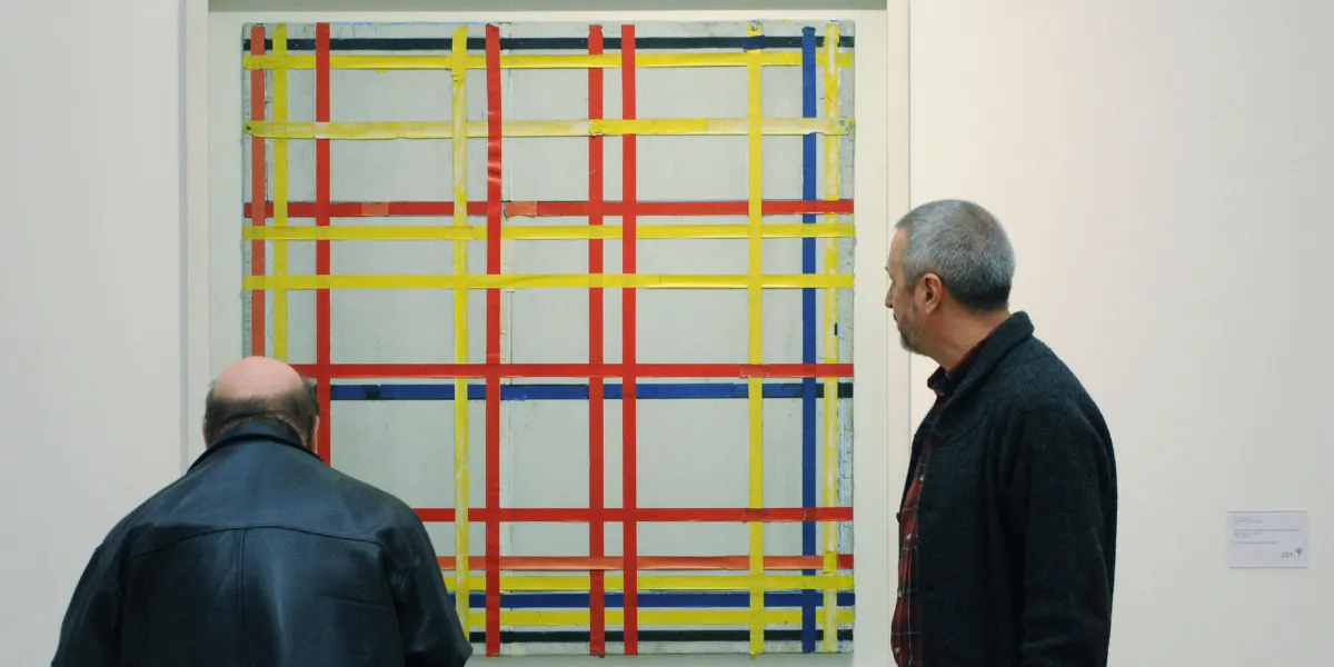 Due uomini ispezionano il dipinto "New York City 1 (incompiuto)" (1941) dell'artista olandese Piet Mondrian esposto nella mostra "Piet Mondrian - Vom Abbild zum Bild", il 12 dicembre 2007 al Museum Ludwig di Colonia, nella Germania occidentale. Dal 14 dicembre 2007 al 30 marzo 2008, il museo presenta circa 80 dipinti e disegni che rappresentano l'intera opera del famoso artista. (Foto © HENNING KAISER/DDP/AFP via Getty Images) (dettaglio)
