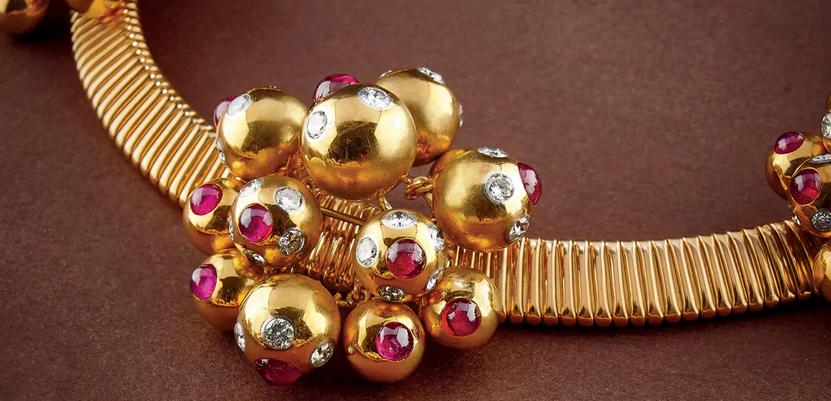 Sotirio Bulgari, collana e bracciale in oro, rubino e diamanti, circa 1940. Battuti in asta per 102.000 euro. Foto © Wannenes