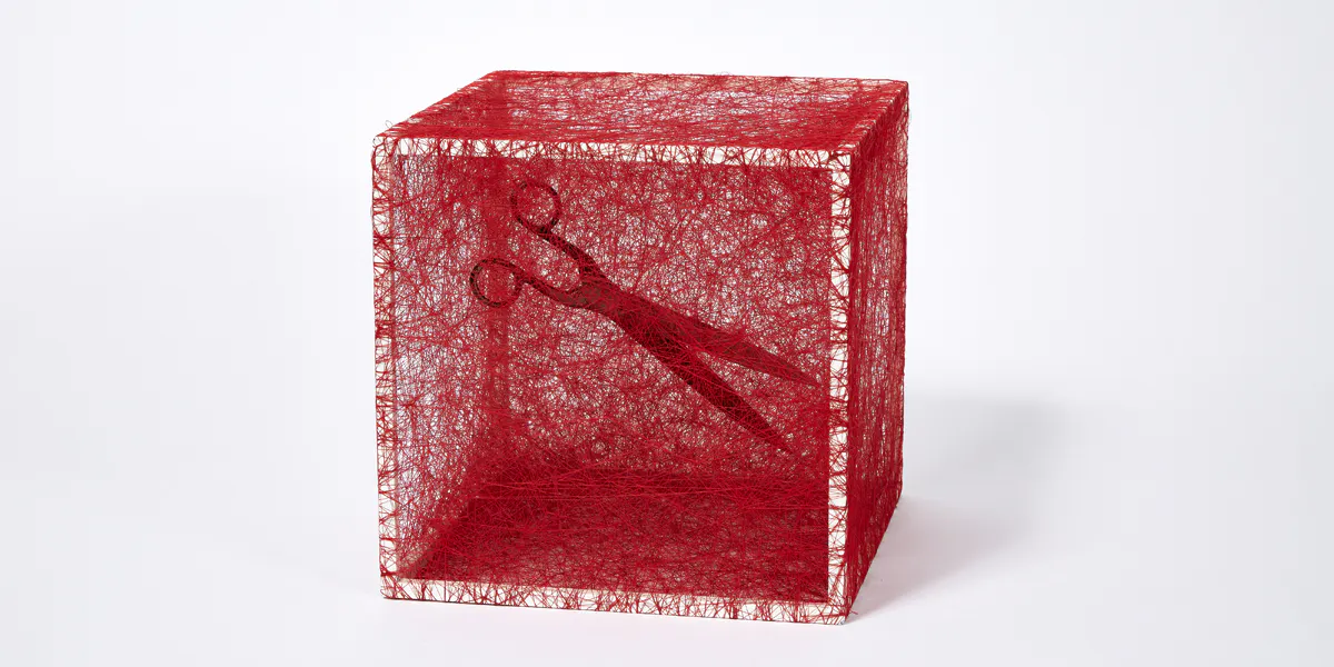 Chiharu Shiota (née en 1972), State of Being (scissors), 2013, métal, ciseaux et fil rouge. Photo © ARP (détail)