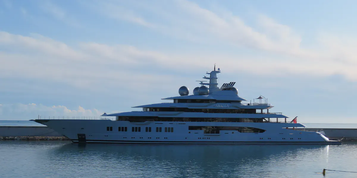Le yacht « Amadea » de 2019 à Antibes, en France. Photo de Sukkoria / Licence CC BY-SA 4.0 (détail)
