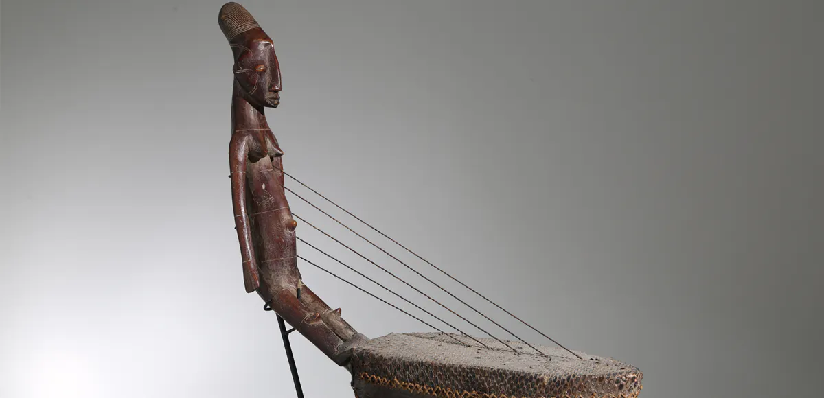 Elegante arpa de madera, cuero y fibra. Etnia Mangbetu. República Democrática del Congo. Segunda mitad del siglo XX. Foto © Viscontea