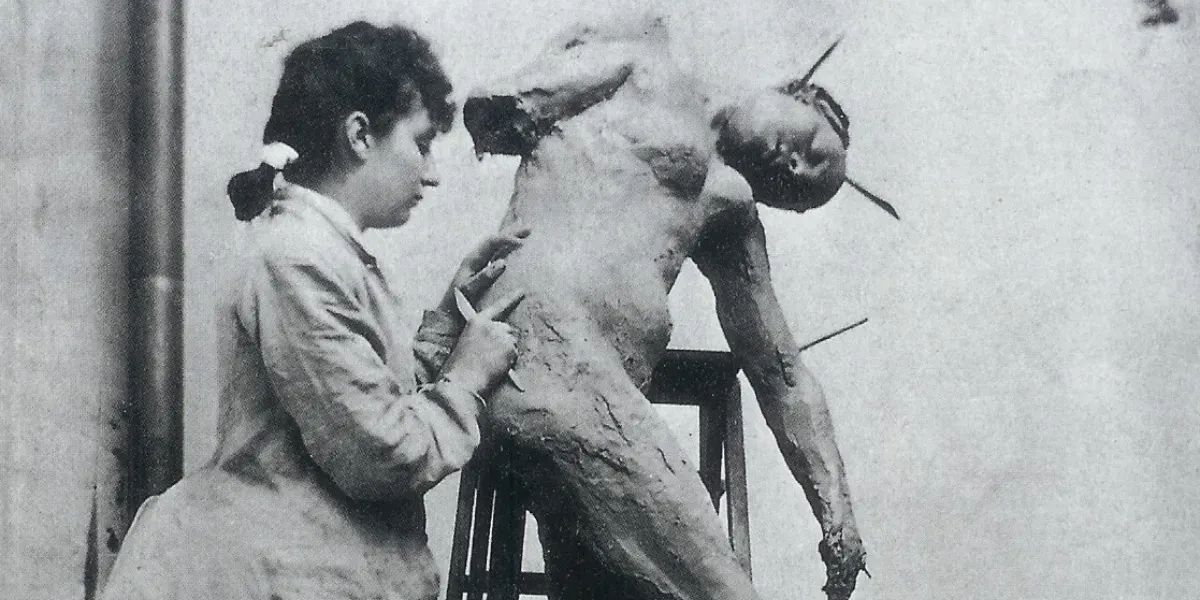 Camille Claudel dans son atelier au 117 rue Notre-Dame-des-Champs, 1887. Photo dans le domaine public (détail)