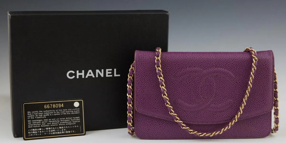 Chanel, Handtasche "Purple Caviar", 2000, Leder und goldfarbene Kette | Foto: © Crescent City Auction Gallery