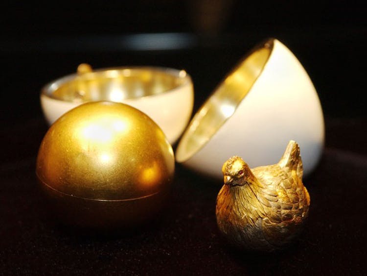 Il primo uovo Fabergé, progettato per Maria Fedorovna, moglie dello zar Alessandro III. Foto © DR