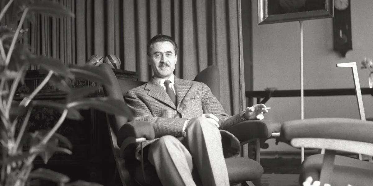 Der italienische Architekt und Designer Franco Albini raucht eine Zigarette in einem Sessel sitzend, Italien 1956 | Foto: Mario De Biasi; Sergio Del Grande / Mondadori via Getty Images
