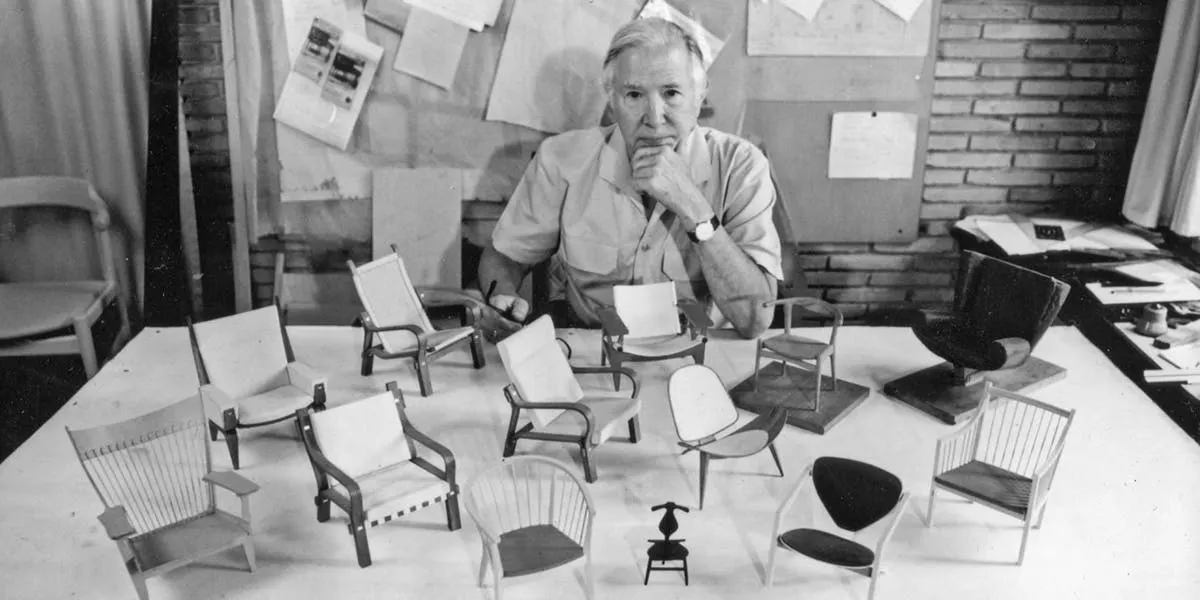 Hans J. Wegner mit Modellen seiner Stühel | Foto: © PP MØBLER