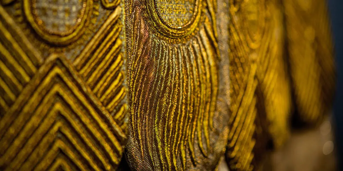 GUO PEI. Vestido de novia tradicional chino en oro (detalle). Imagen vía: © Sotheby's