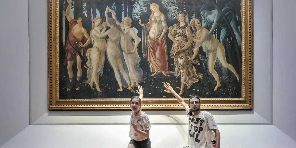 FLORENCE, ITALIE - 22 JUILLET : des manifestants du groupe d'action Ultima Generazione collent leurs mains sur le verre recouvrant La Primavera de Sandro Botticelli au Musée des Offices, le 22 juillet 2022 à Florence, en Italie. Ultima Generazione (Dernière génération) est ainsi nommée car elle pense être la dernière génération à pouvoir agir pour inverser les effets du changement climatique. (Photo par Laura Lezza/Getty Images) (détail)

