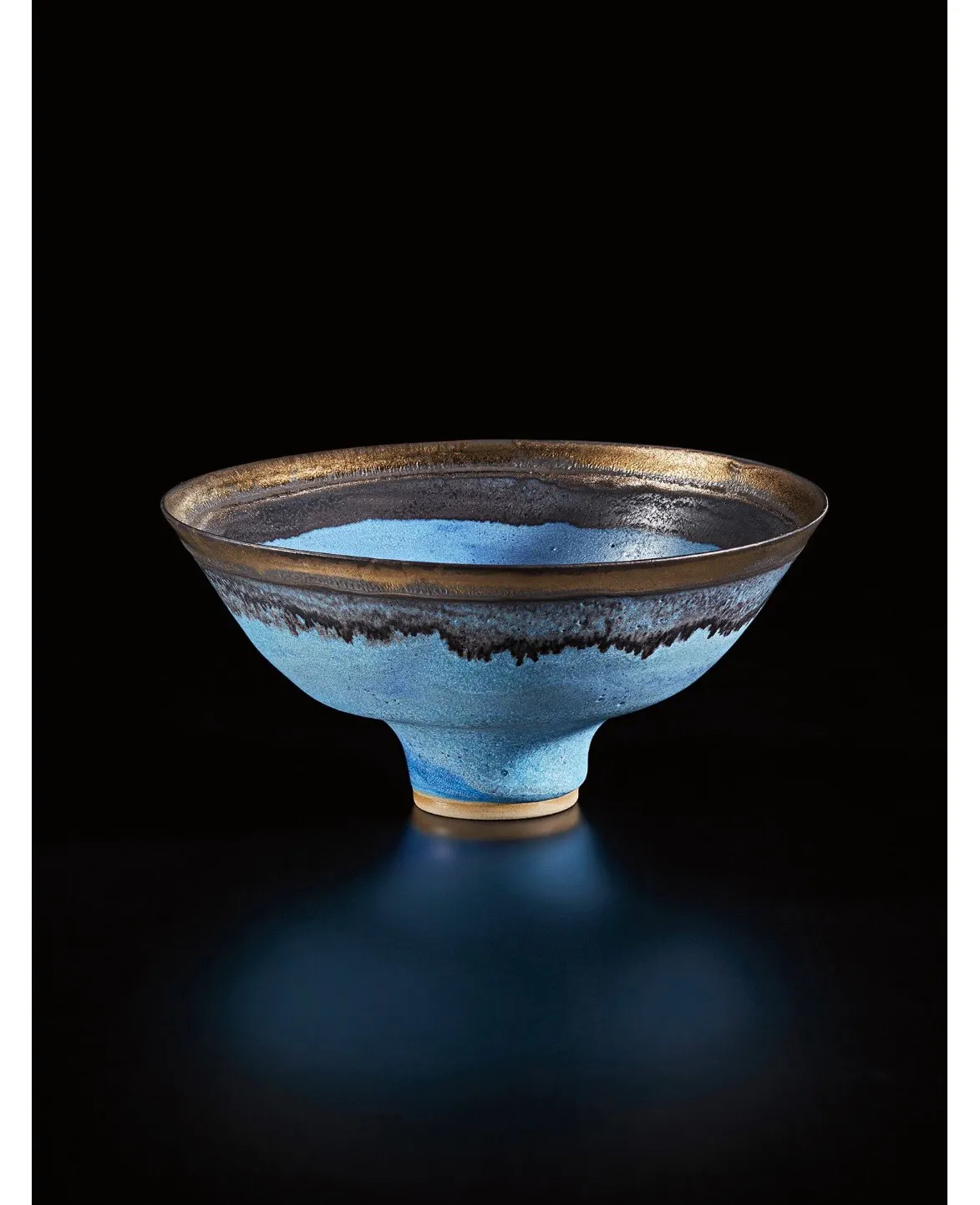 Lucie Rie, Footed bowl impressed with artist's seal stoneware, matt blue glaze with golden manganese lip, 1985. Photo © Phillips