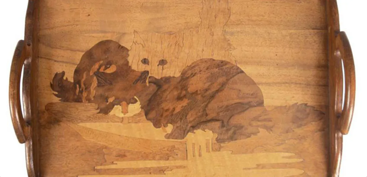 Émile Gallé, Tablett mit Milch schleckenden Katzen, um 1900, verschiedene Hölzer in Marketerie-Technik, bezeichnet, 8 x 36,5 x 29 cm. Foto © Auktionshaus Satow (Detail)