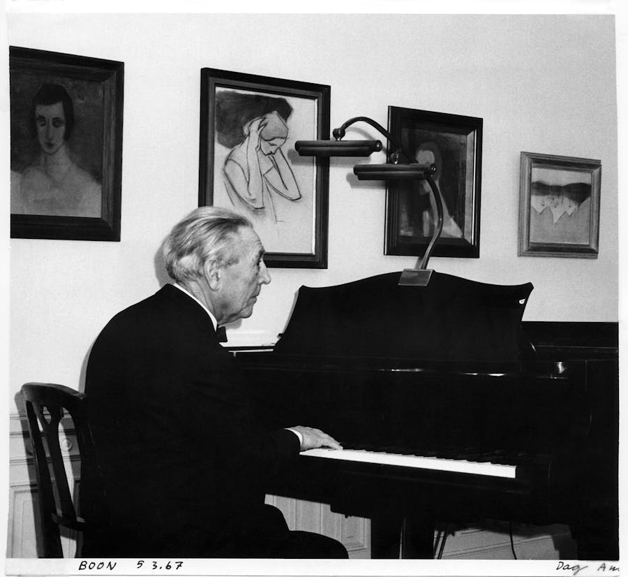 Gottfrid Boon, sat at his piano in front of four paintings by Helene Schjerfbeck. Photo © Hallands Auktionsverk