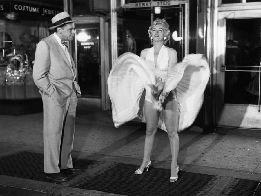 Tom Ewell e Marilyn Monroe in una scena del film Quando la moglie è in vacanza del 1955. Immagine © Getty Images
