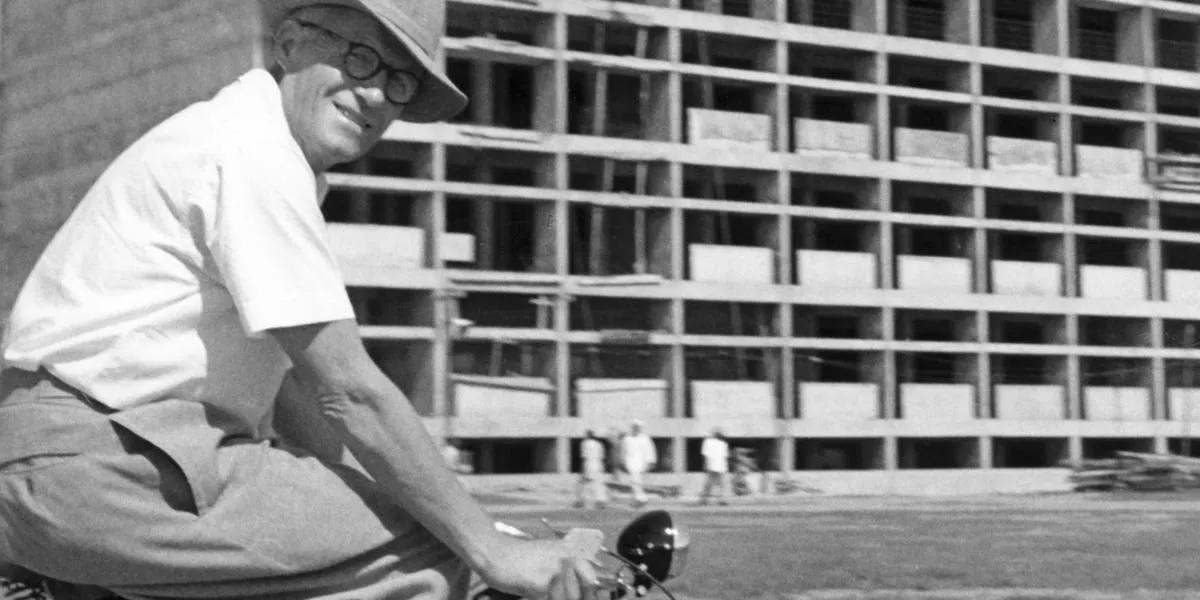 Den schweiziske arkitekten Pierre Jeanneret på en byggarbetsplats i Chandigarh i Indien 1955. Foto © Getty Images - Denis BRIHAT/Gamma-Rapho