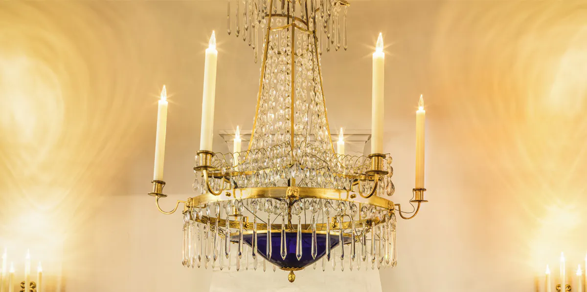 Carl Henric Brolin, ljuskrona, glas och brännförgyllt brons, 126 x 81 cm, stämplad CHB, c. 1810. Foto: Grev Wedels Plass Auksjoner