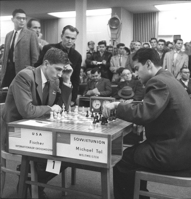 Bobby Fischer vs. Mikhail Tal. By Bundesarchiv, Bild 183-76052-0335 / Kohls, Ulrich / CC-BY-SA 3.0, CC BY-SA 3.0 de,