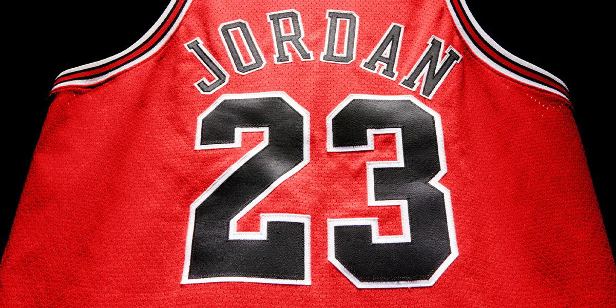 Le maillot "The Last Dance" de Michael Jordan pour les finales de la NBA 1998, porté lors du premier match contre les Utah Jazz. Photo © Sotheby's (détail)