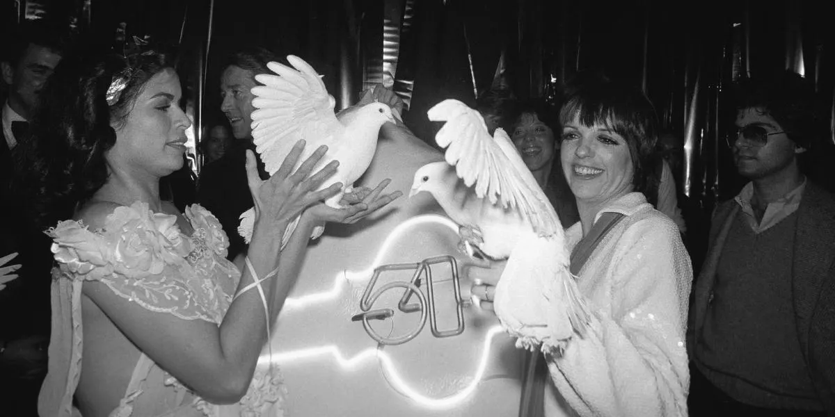 La modella Bianca Jagger e la cantante Liza Minnelli con in mano delle colombe bianche al popolare nightclub Studio 54. Foto © Bettmann / Contributor via Getty Images (dettaglio)