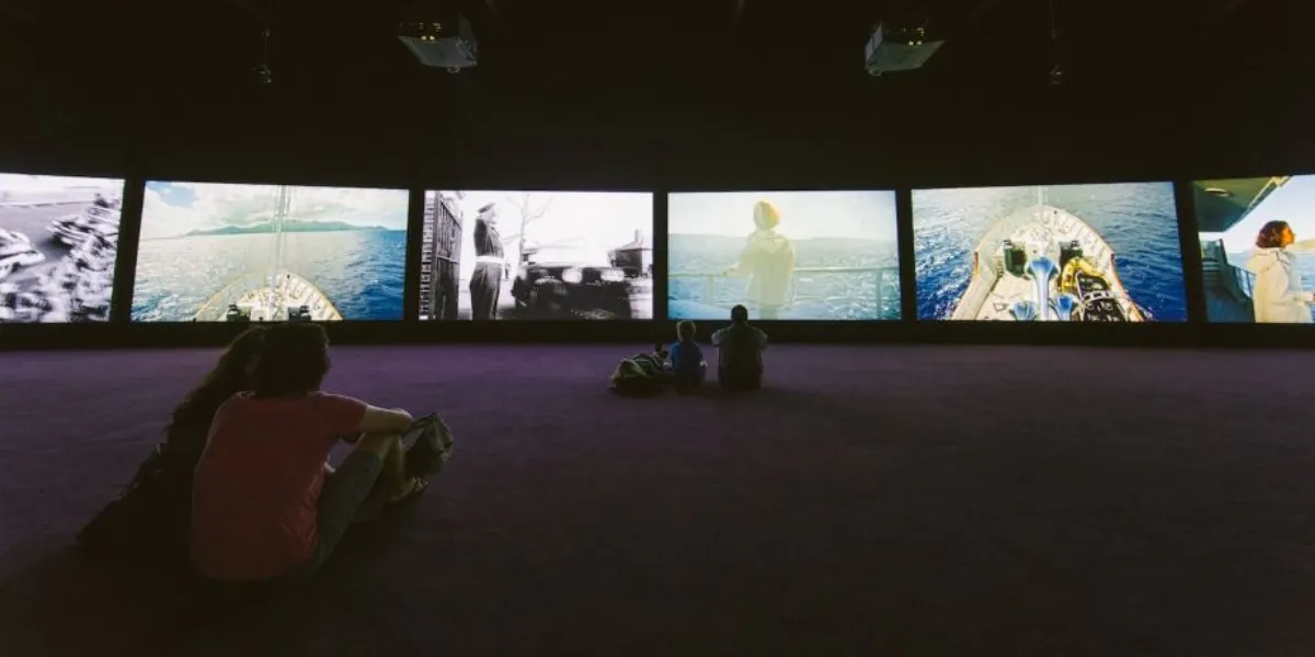 John Akomfrah, Purple. Installazione presentata in anteprima nel 2019 all'ICA Watershed, Stati Uniti. Licenza CC BY-SA 4.0 via Wikimedia Commons.