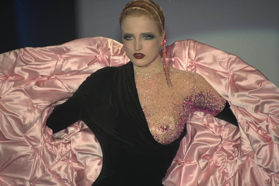 Thierry Mugler, F / W 98/99 Haute Couturel. Photo © THIERRY ORBAN / Sygma via Getty Images