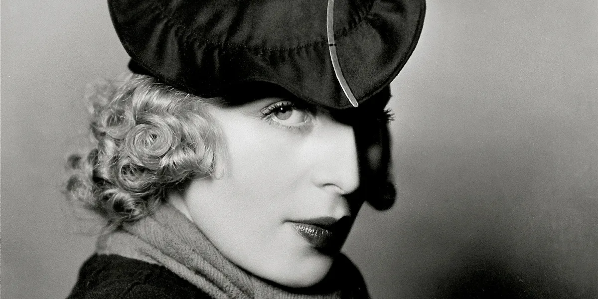 FRANCIA - 1932 CIRCA: Tamara de Lempicka, pittrice franco-polacca con un cappello disegnato da Rose Descat, Parigi. Fotografia del 1932. (Foto di Imagno/Getty Images; brandstaetter images)