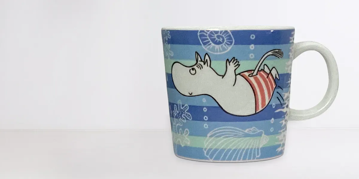 Tasse Moomin, Maillot de bain avec coquillage, prototype de Maillot de bain, 2006, Arabia. Photo © Tradera (détail)
