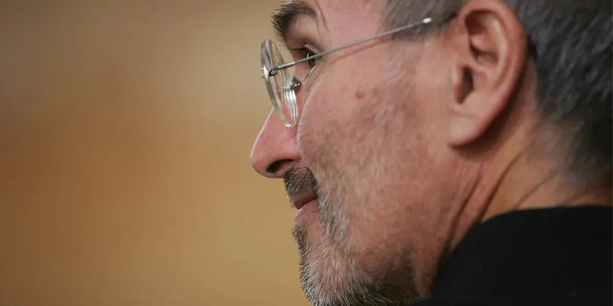 Apple CEO Steve Jobs at a press conference in Berlin on 19 September 2007, announcing that T-Mobile will be the iPhone sales partner in Germany. Photo © Sean Gallup / Getty Images [detail]