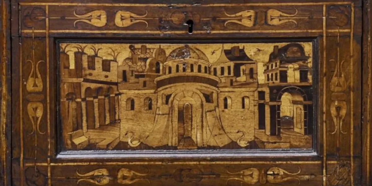Musealer Kabinettschrank, Süddeutschland oder Tirol, Ende 16. Jh., verschiedene heimische Laubhölzer, Eisenbeschlagwerk, 44 x 65 x 31 cm. Foto © Kunstauktionshaus Schlosser (Detail)