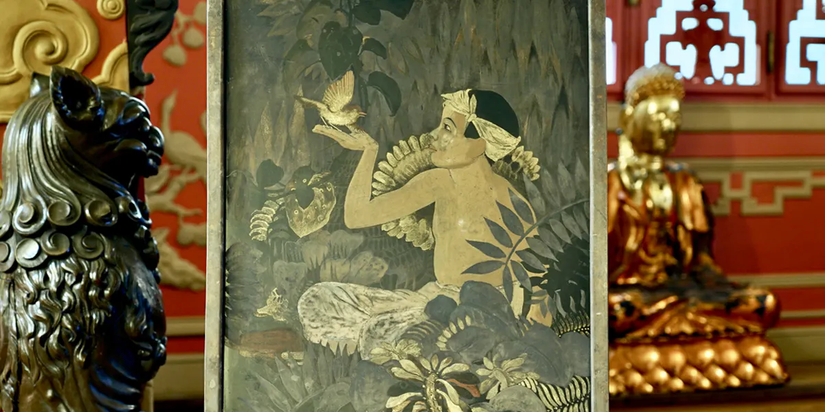 Lê Phổ (1907-2001), Jeune garçon à l'oiseau d'or, laque sur panneau noir, argent et rehauts d'or, signé en haut à gauche et daté 1936. Photo © ARP (détail)
