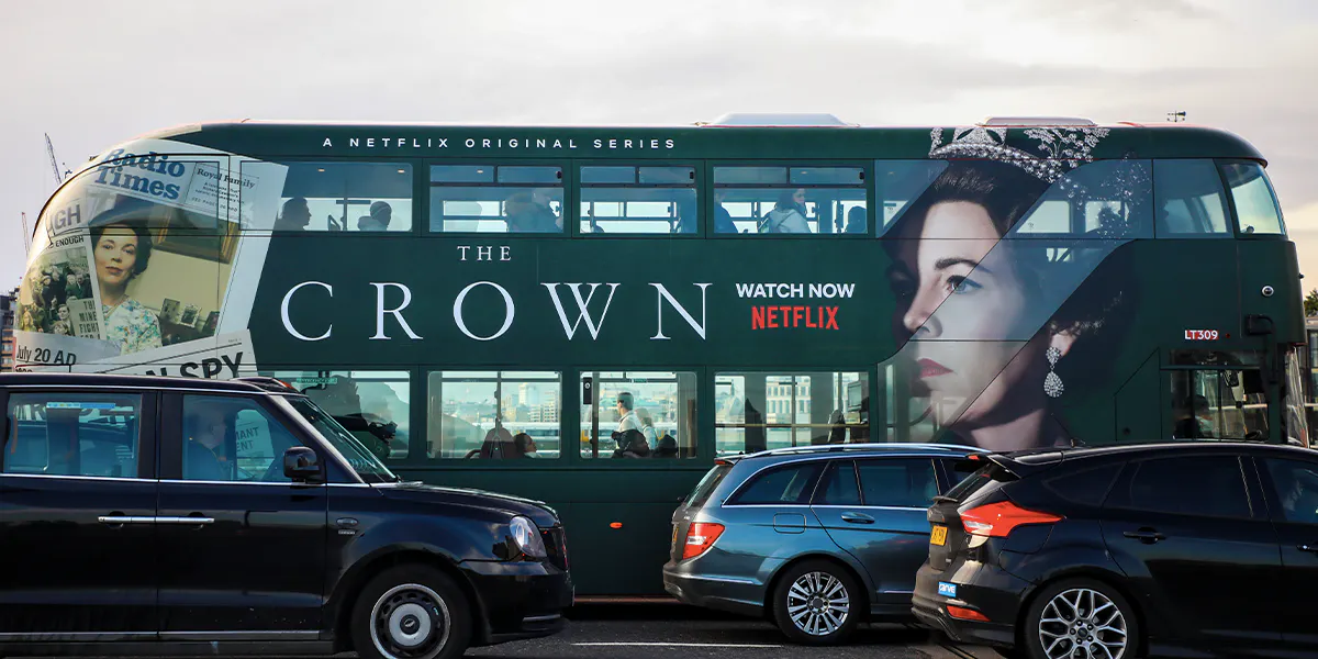 Un autobus a due piani pubblicizza una nuova stagione della serie Netflix "The Crown" a Londra, in Gran Bretagna, l'11 dicembre 2019. (Foto di Beata Zawrzel/NurPhoto via Getty Images) (dettaglio)