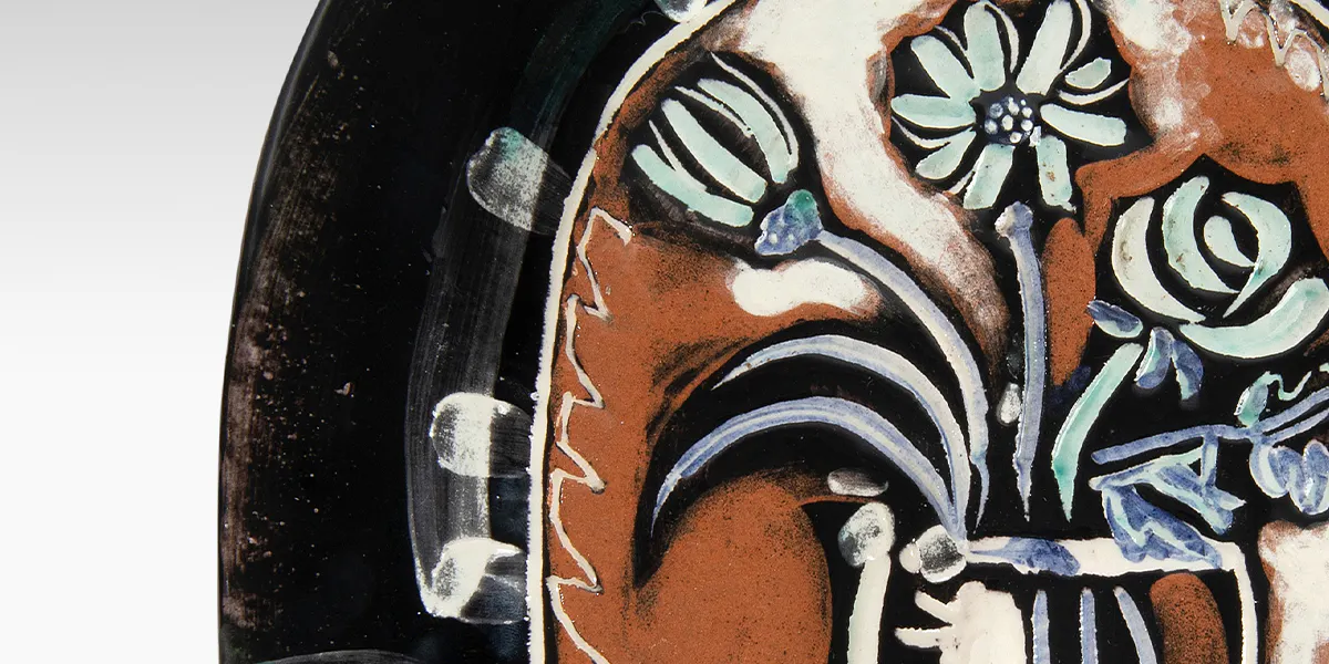 Pablo Picasso (1881 Malaga - 1973 Mougins), Kermaikteller "Bunch", 1955, gestempelt, Messergravur und Engobe-Dekoration, 36 x 29,5 cm. Foto © Schuler Auktionen (Detail)
