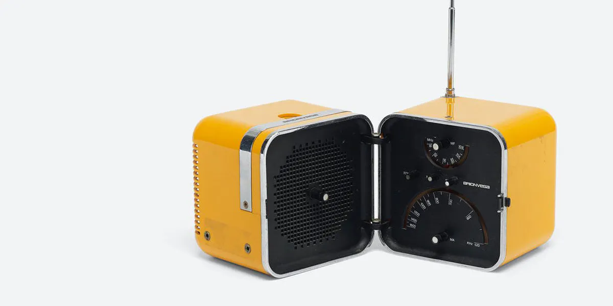 Marco Zanuso et Richard Sapper, radio modèle TS 502, Brionvega, Italie, 1963, plastique et aluminium. Photo © Wright (détail)