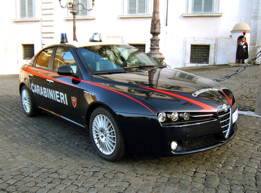 An Alfa-Romeo 159 of the carabinieri of Rome in front of the Palazzo of the Presidency of the Italian Republic. Photo by Rundvald, CØO