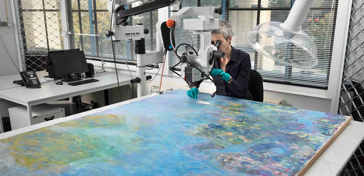 Une conservatrice découvre des nymphéas de Monet sous une toile peu connue