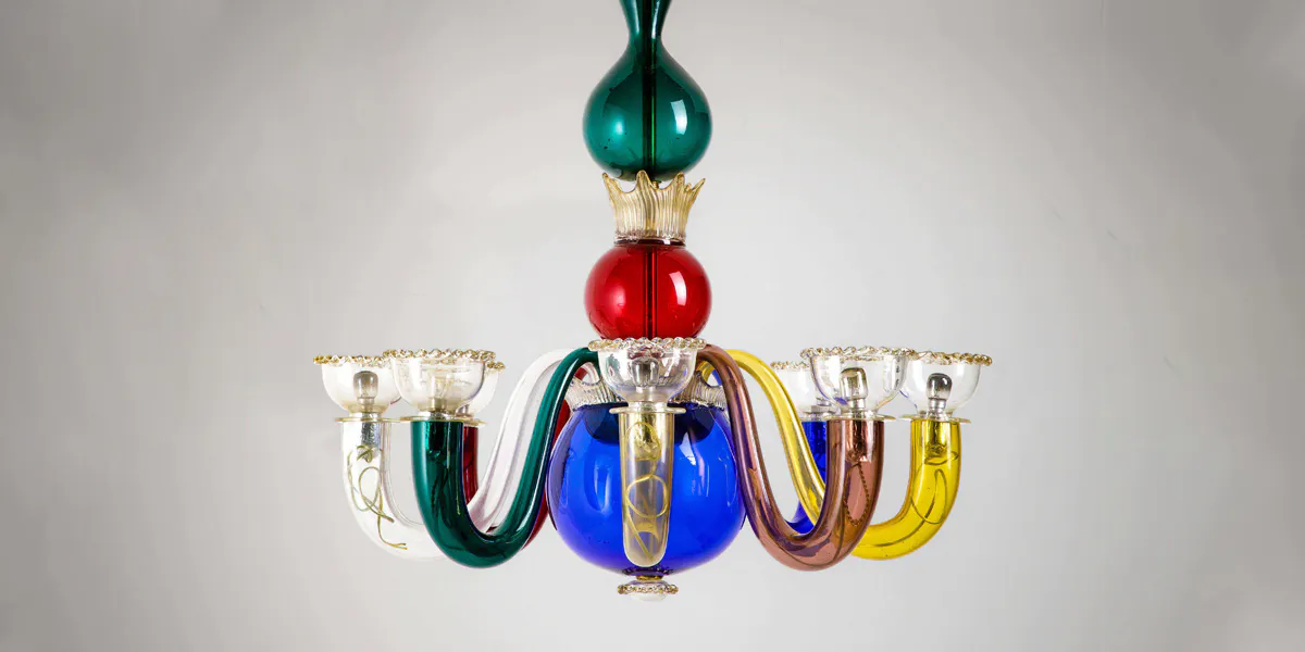 Gio Ponti, plafonnier avec structure métallique et verre de Murano, produit par Venini, Italie, vers 1950, image © Cambi
