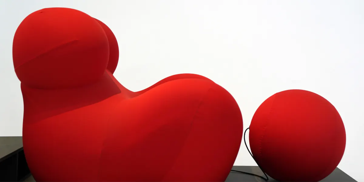 Una poltrona di Gaetano Pesce "UP5 Donna e UP6 1969" è esposta al Museo del Design Italiano presso il Palazzo dell'Arte della Triennale il 14 aprile 2023 a Milano, Italia. Foto di Pier Marco Tacca/Getty Images (dettaglio)