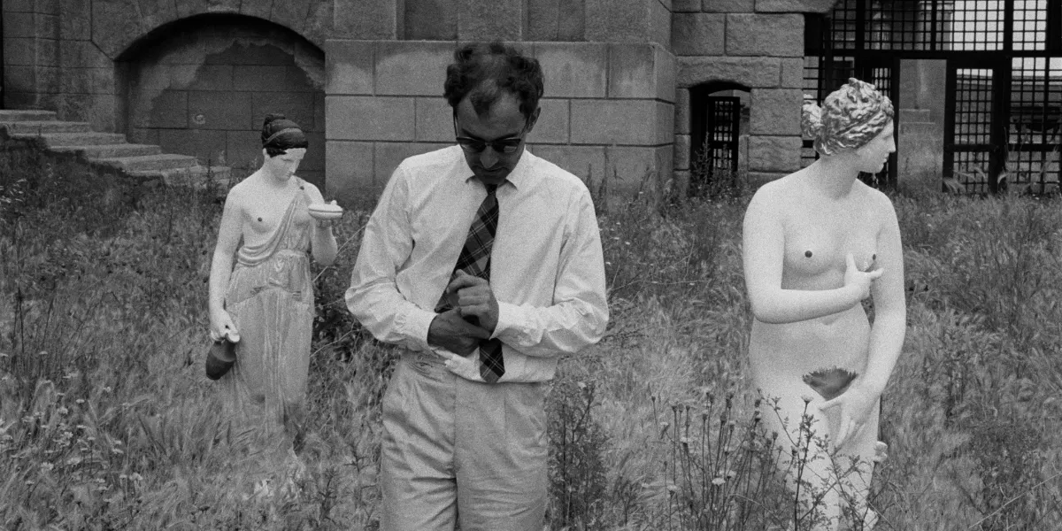 Il regista francese Jean-Luc Godard durante le riprese del film "Le Mépris", 1963, in Italia. (Foto di Jean-Louis SWINERS/Gamma-Rapho via Getty Images)