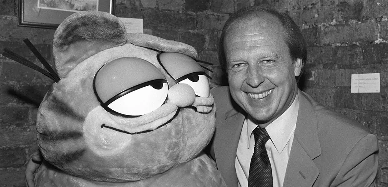 Il fumettista americano Jim Davis con il suo personaggio più famoso, Garfield, 25 ottobre 1983, foto © B. Gomer / Express / Getty Images