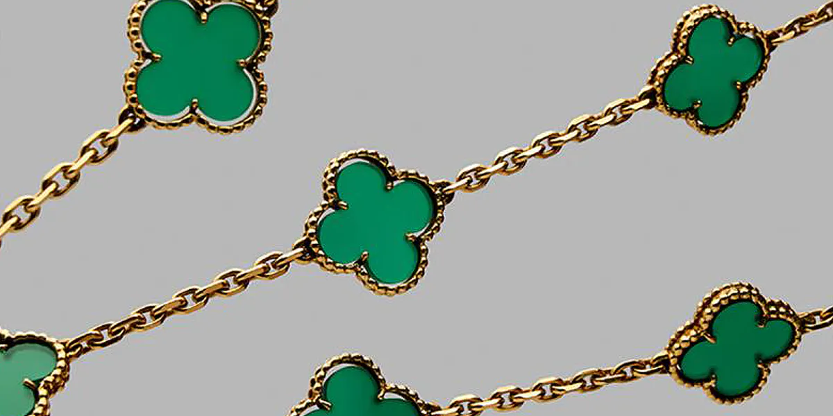 Van Cleef & Arpels, sautoir « Alhambra » chrysoprase vintage, années 1975. Photo © Tajan (détail)