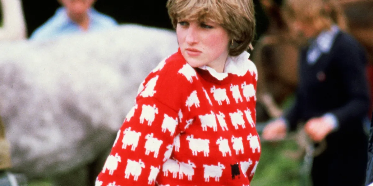 Diana, Principessa del Galles (1961 - 1997) indossa il maglione di lana "Black sheep" (Pecora Nera) di Warm and Wonderful (Muir & Osborne) al Windsor Polo, giugno 1981. Foto di Tim Graham Photo Library via Getty Images (dettaglio)