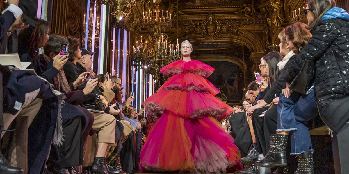 Erin O'Connor går på catwalken under Schiaparelli Spring Summer 2019 showen under Paris Fashion Week den 21 januari 2019 i Paris, Frankrike. Foto © Peter White/Getty Images